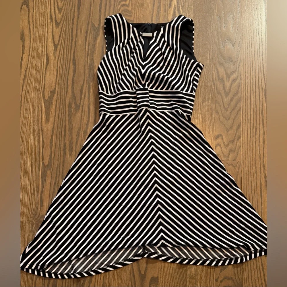 White House Black Market Black and White Chevron Dress - Picture 5 of 5